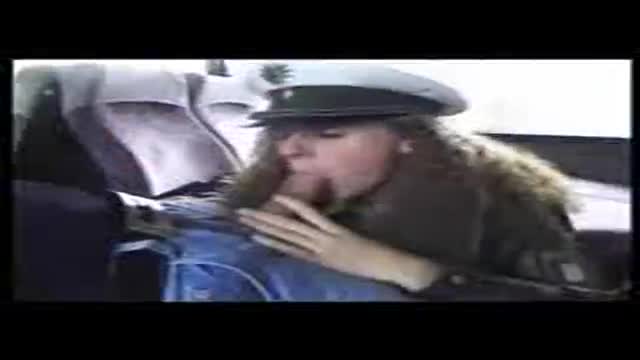 Polizistin bläst und fickt Polizistin bläst und fickt