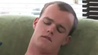 Auf dem Sofa melkt er sich den Schwanz ab