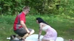 Tätowierte Deutsche lässt sich im outdoor Porno ficken