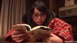 Geile Japanerin befriedigt sich selbst