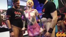 Geile blonde Sau Azura Alii nimmt an Piss Gangbang teil
