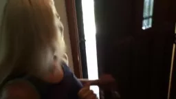 Blonde Schlampe will es anal besorgt bekommen