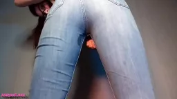 Tabulose Streberin pinkelt ihre Jeans voll