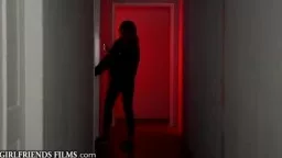 Zwei Lesben Girls lecken sich zum Vorspiel ihre Muschis und verwöhnen sich die schlanken Körper