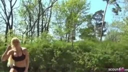 Die sportliche Blondine kniet im Freien und bläst seinen Schwanz