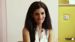 Verführerische Milf in Netzstrümpfen erlebt leidenschaftlichen Sex auf grünem Sofa