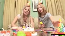 Wilde Geburtstagsfeier: Zwei blonde Teens in heißem Dreier-Action