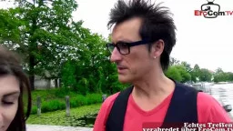 Junge Brünette Fotografin von reifem Kerl am See getroffen und auf Couch hart durchgefickt