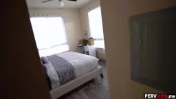 Leeres helles Schlafzimmer mit weißem Bett