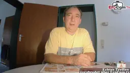 Älterer Mann im gelben T-Shirt am Tisch sitzend