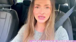 Sexy-Lexxy Dildofick im Auto: MILF masturbiert beim Fahren