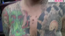 Tätowierte Blondine kniet und bläst im POV