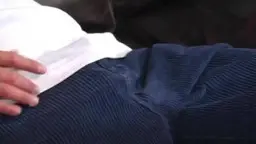 Asiatisches Mädchen kniend am Schwanz auf Sofa
