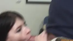 Frau mit dunklen Haaren liegt auf dem Tisch und wird anal genommen