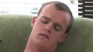 Auf dem Sofa melkt er sich den Schwanz ab